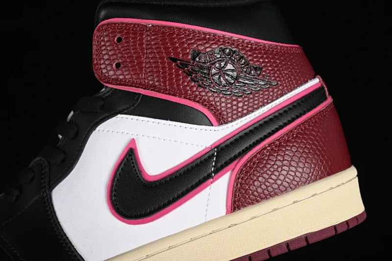All categories Air Jordan Jordan series basketball shoes Air Jordan 1 Mid Air Jordan 1 Mid AJ1 Joe 1 snake pattern black and red toes Zhongbang basketball shoes FQ7818-101